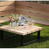 Lage tuintafel bij loungebank